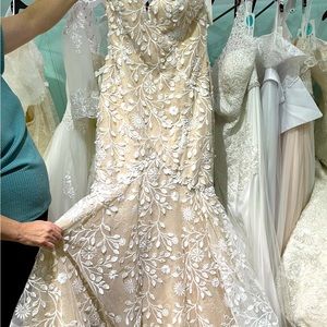 Size 18 but fits like a 14-16 ivory lace over nude gown